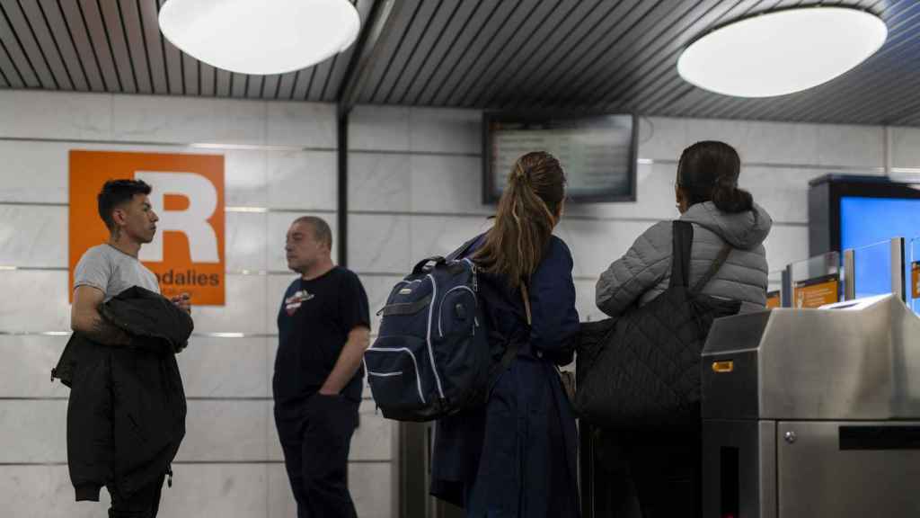 Usuaris de Rodalies en una estació