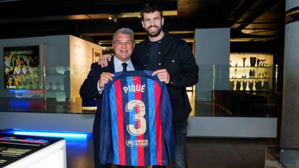 Piqué, junto a Joan Laporta, en el museo del Barça