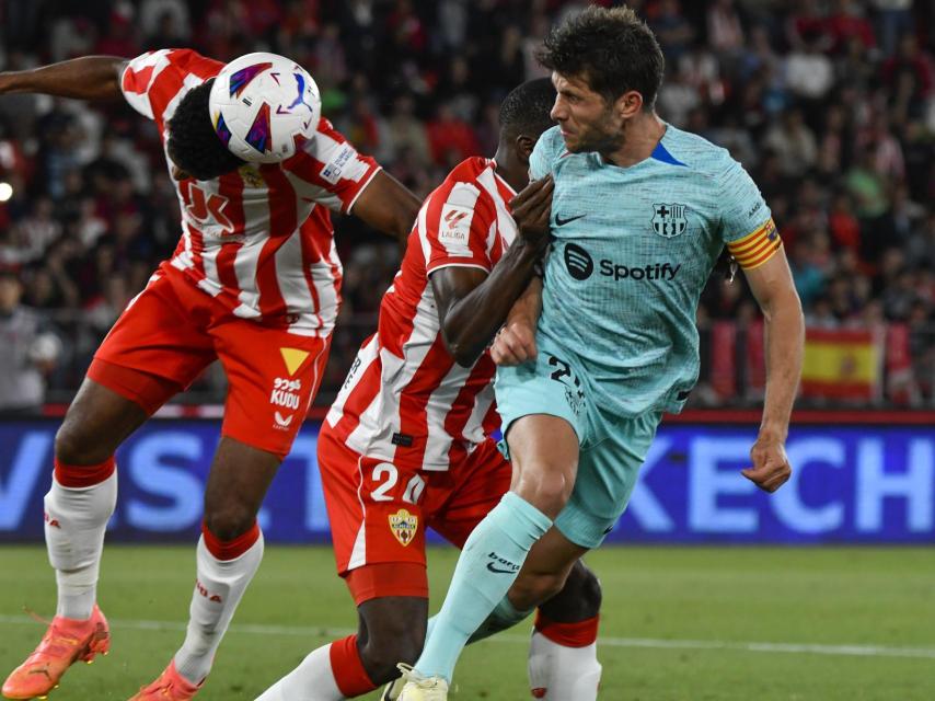 Sergi Roberto disputa un balón con Roberto Langa en el Almería-Barça
