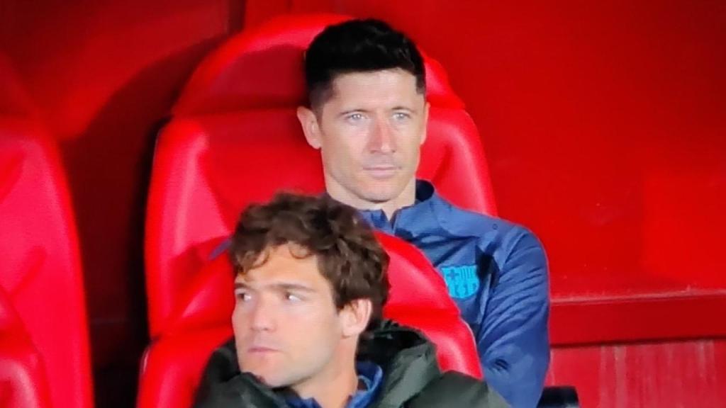La frustración de Lewandowski tras ser sustituido en el Almería-Barça
