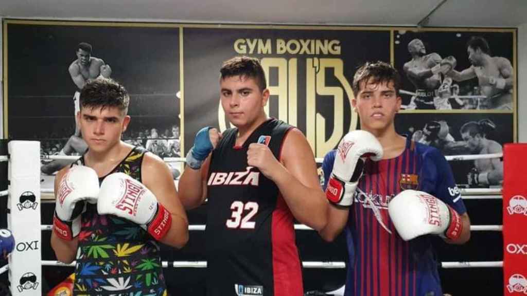 Iker, en el medio con 15 años, y dos compañeros más