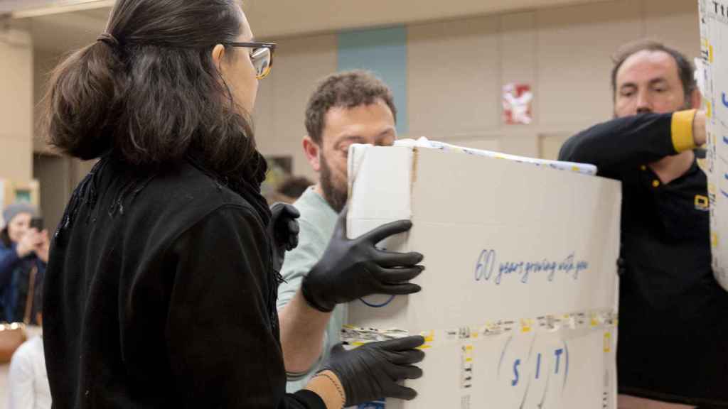 Instalación de una de las obras en un colegio de Barcelona