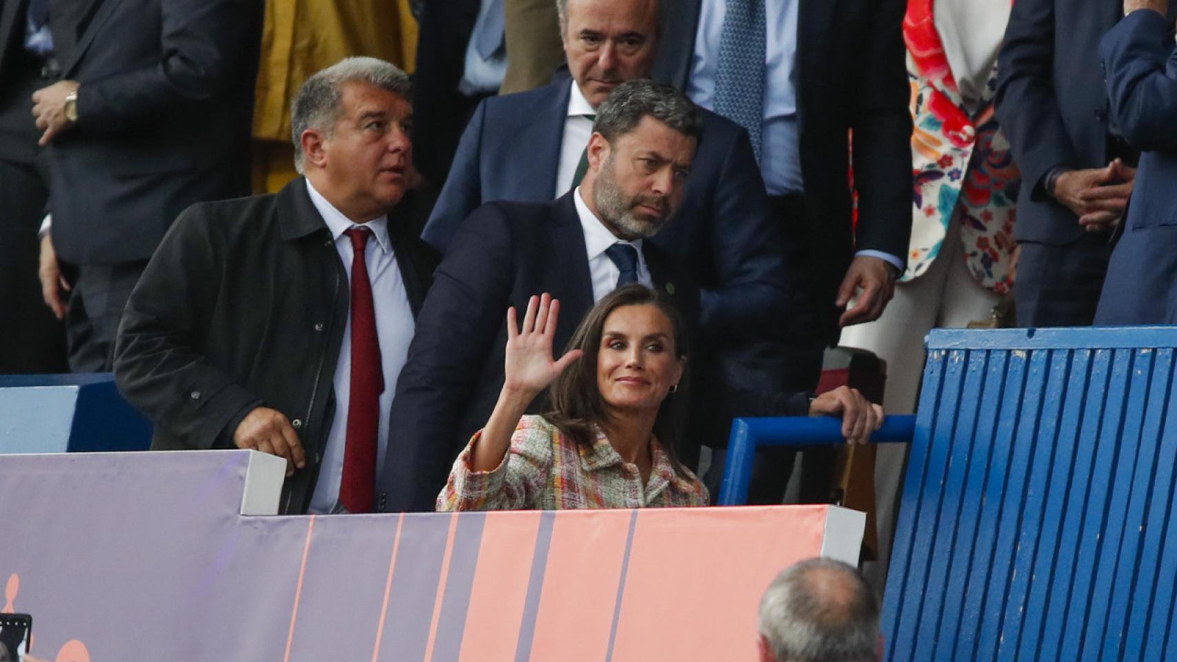 La Reina Letizia, junto a Joan Laporta, en la final de la Copa de la Reina