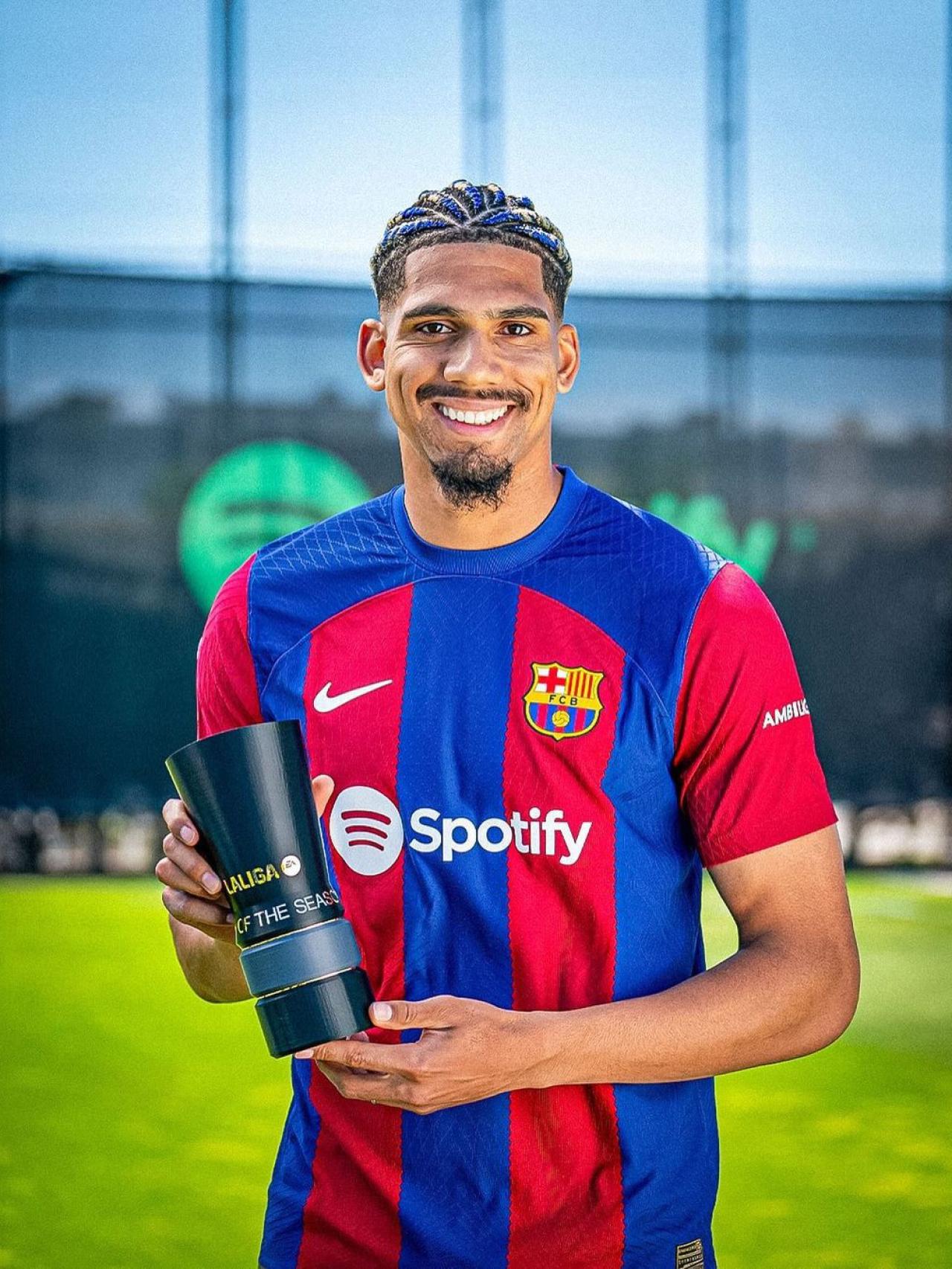 Ronald Araujo recibe una distinción por estar en once del año de la Liga