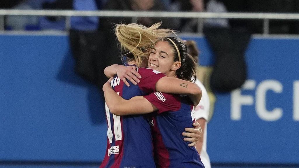 Aitana Bonmatí y Alexia Putellas celebrando un gol juntas