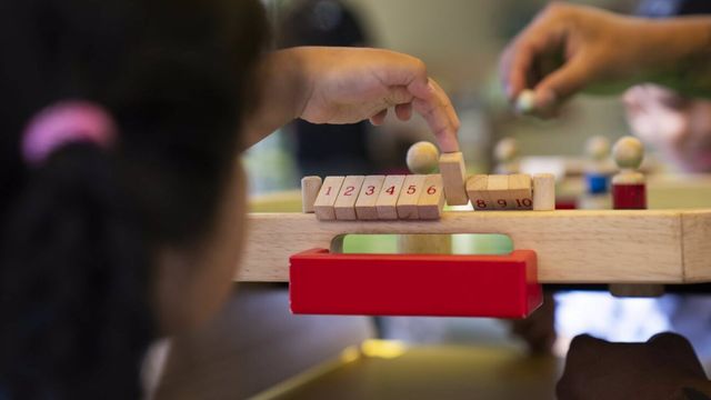 Una niña jugando