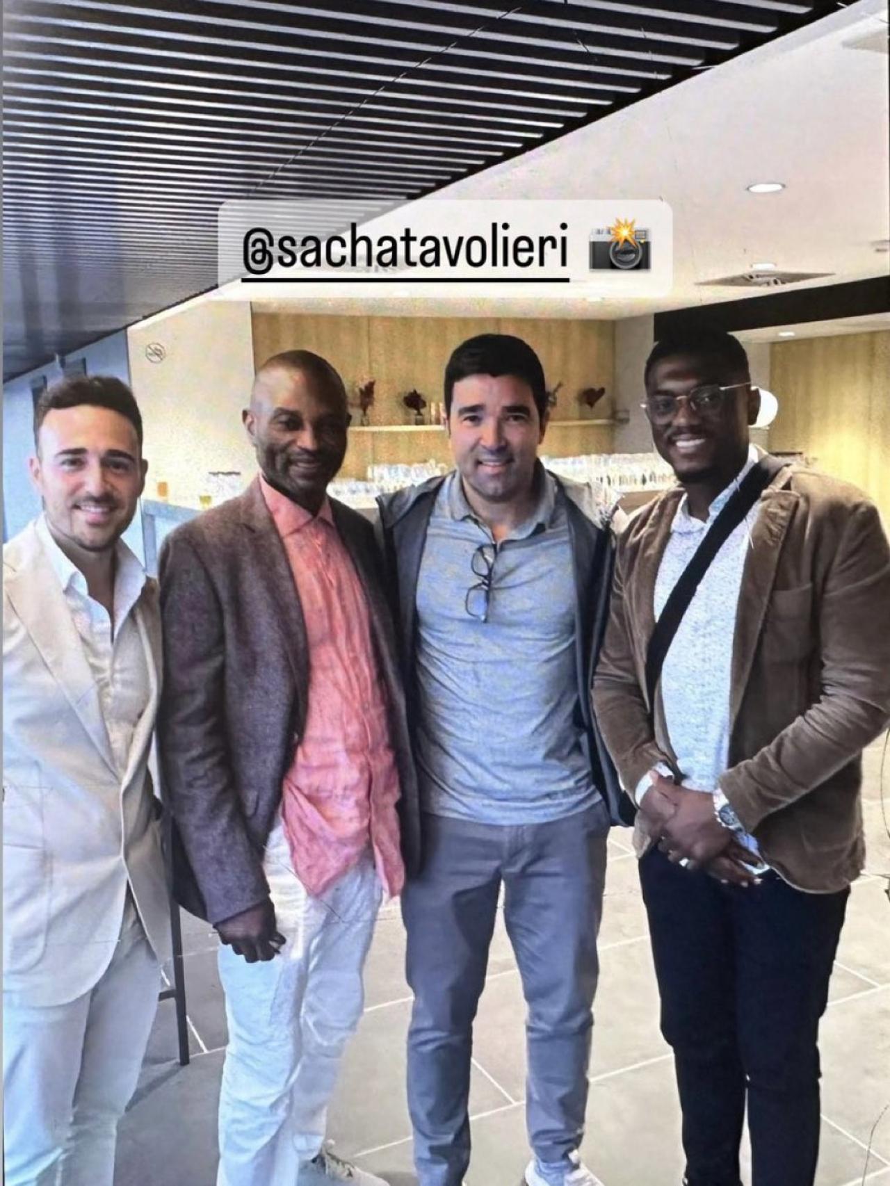 Deco, junto al entorno de Jorthy Mokio, en el Estadi Johan Cruyff