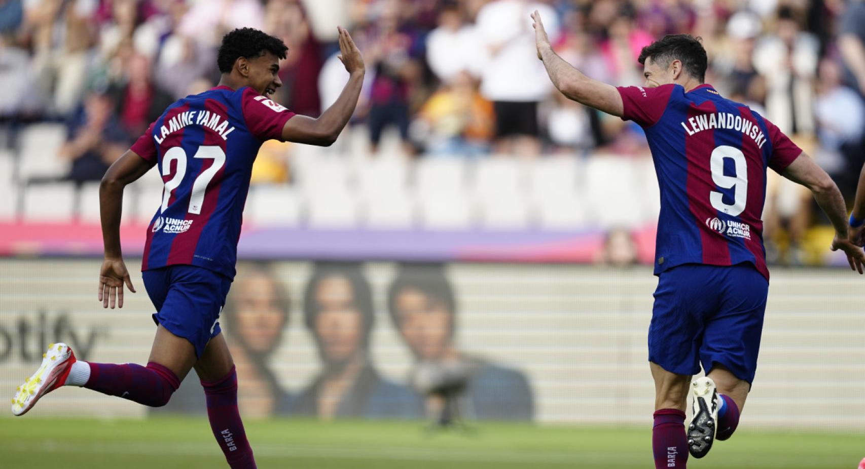 Lamine Yamal festeja con Lewandowski el gol anotado contra el Rayo Vallecano