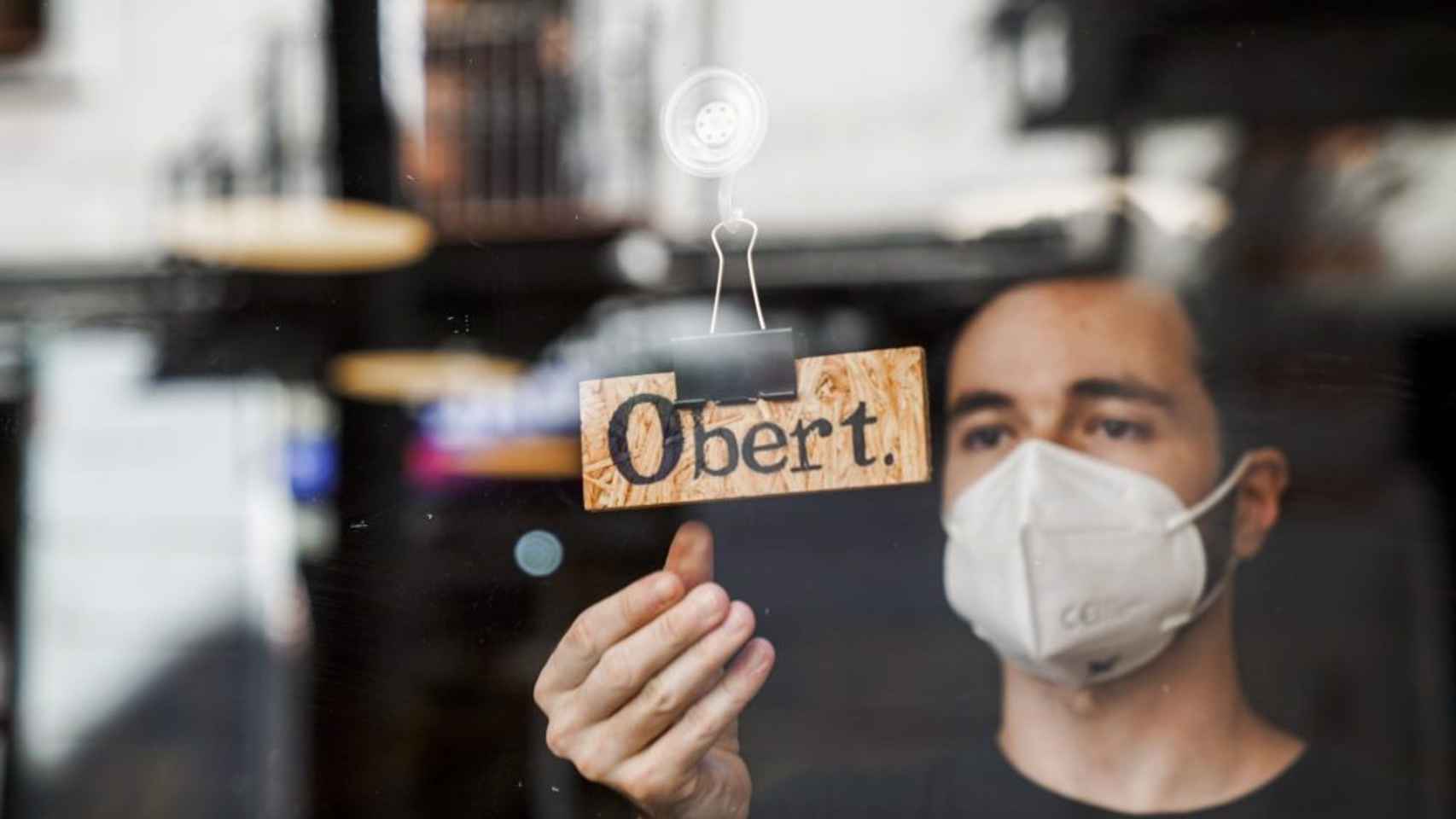 Una persona en el interior de un comercio