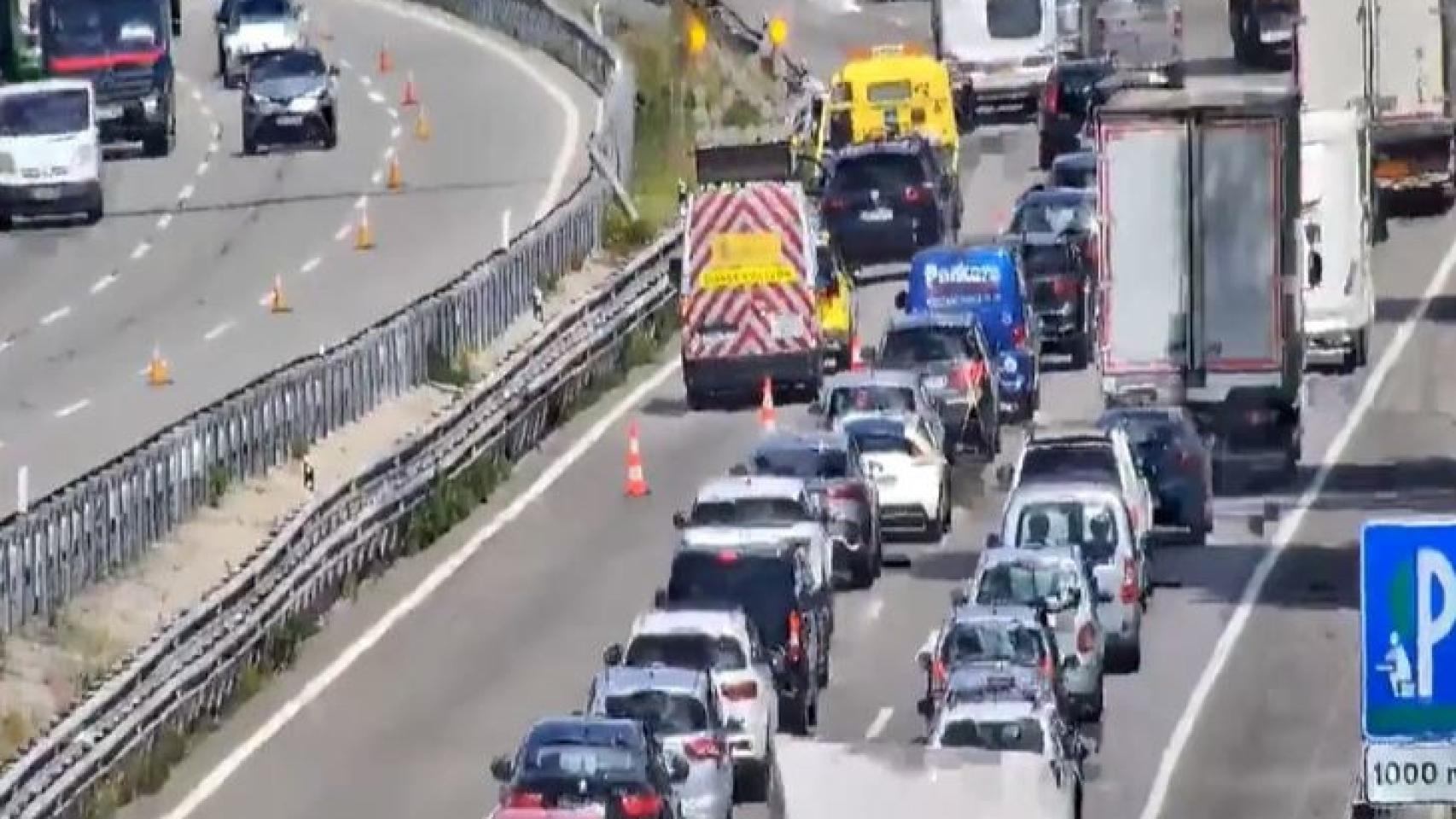 Retención en la AP-7 a la altura de Subirats (Barcelona).