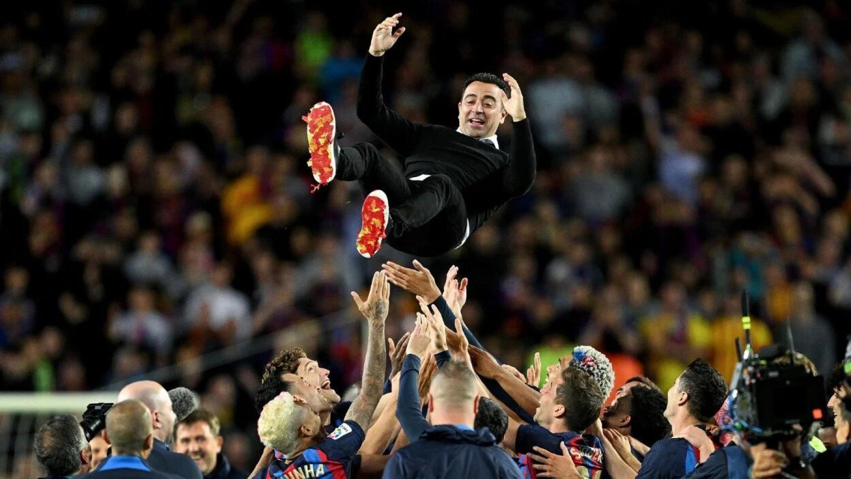 Los jugadores del Barça mantean a Xavi tras ganar la Liga de 2023