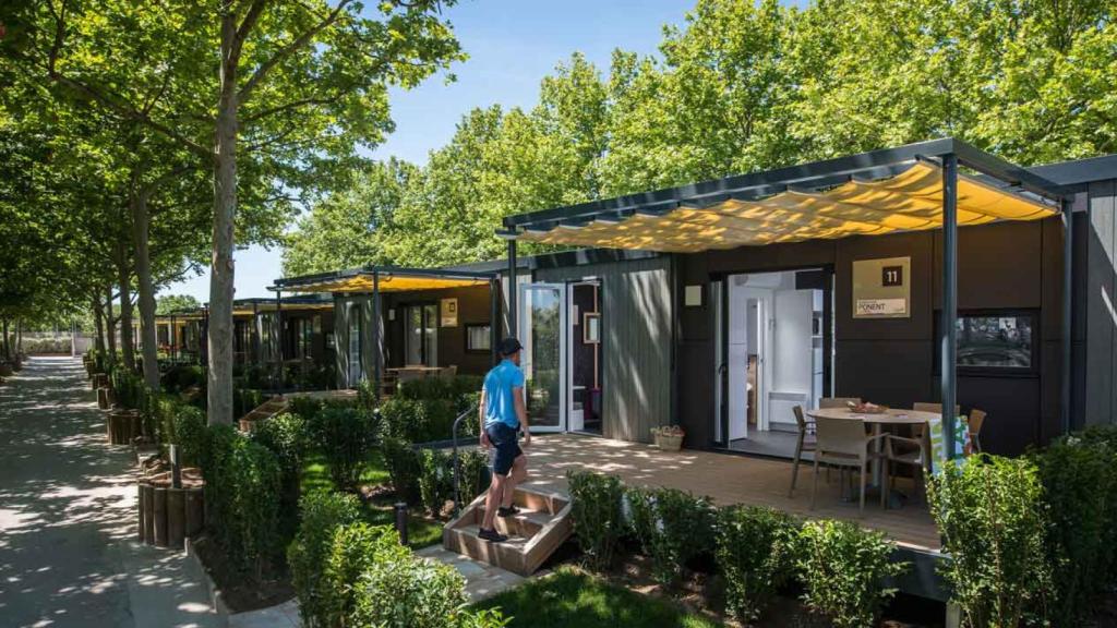 Un camping con bungalows