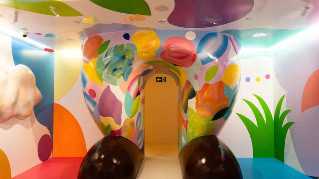 El gegant en la sala Xivarri del White Rabbit Museum Barcelona