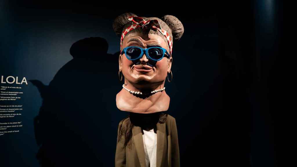 Un visitante dentro de un cabezudo en el White Rabbit Museum Barcelona