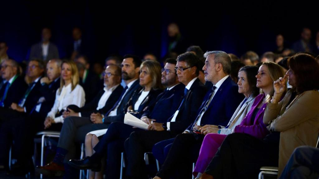 El presidente del Govern, Pere Aragonès, junto al alcalde de Barcelona, Jaume Collboni, y los consejeros Roger Torrent (Trabajo), Carles Campuzano (Derechos Sociales) y Natàlia Mas (Economía), y el presidente del Círculo de Economía, Jaume Guardiola