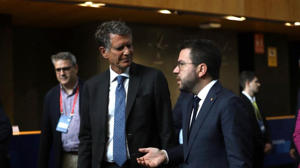 El presidente del Círculo de Economía, Jaume Guardiola, y el president de la Generalitat en funciones, Pere Aragonès
