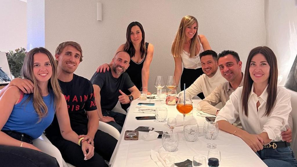 Xavi comiendo con miembros de su staff y Muniesa mientras Deco y Bojan están en Londres