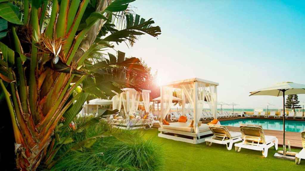 Zona de jardín y camas balinesas del Casanova Beach Club (CBC) en Castelldefels