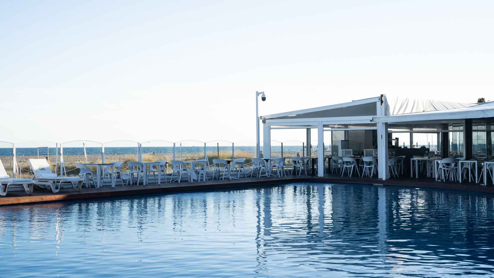 Piscina exterior con vistas al mar del CBC, en Castelldefels
