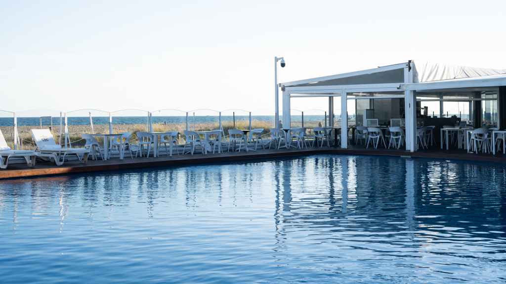 Piscina exterior con vistas al mar del CBC, en Castelldefels
