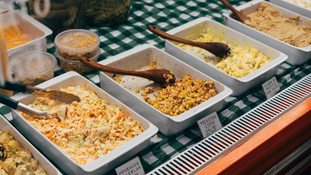 Platos variados en un buffet