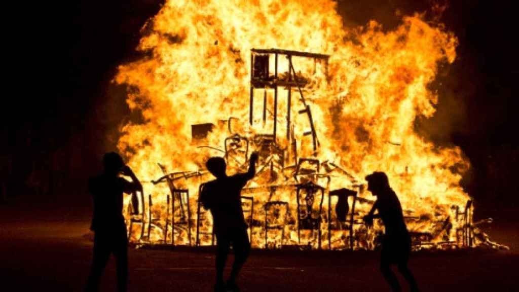Una foguera durant Sant Joan a Barcelona