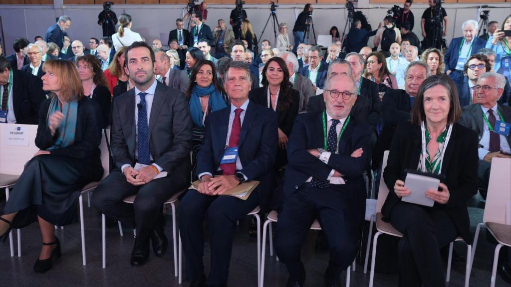 El ministro de Economía, Carlos Cuerpo, junto a la presidenta de la Diputación de Barcelona, Maria Lluïsa Moret, el presidente del Círculo de Economía, Jaume Guardiola, el  presidente de Repsol, Antoni Brufau, y la catedrática María Teresa García-Milà