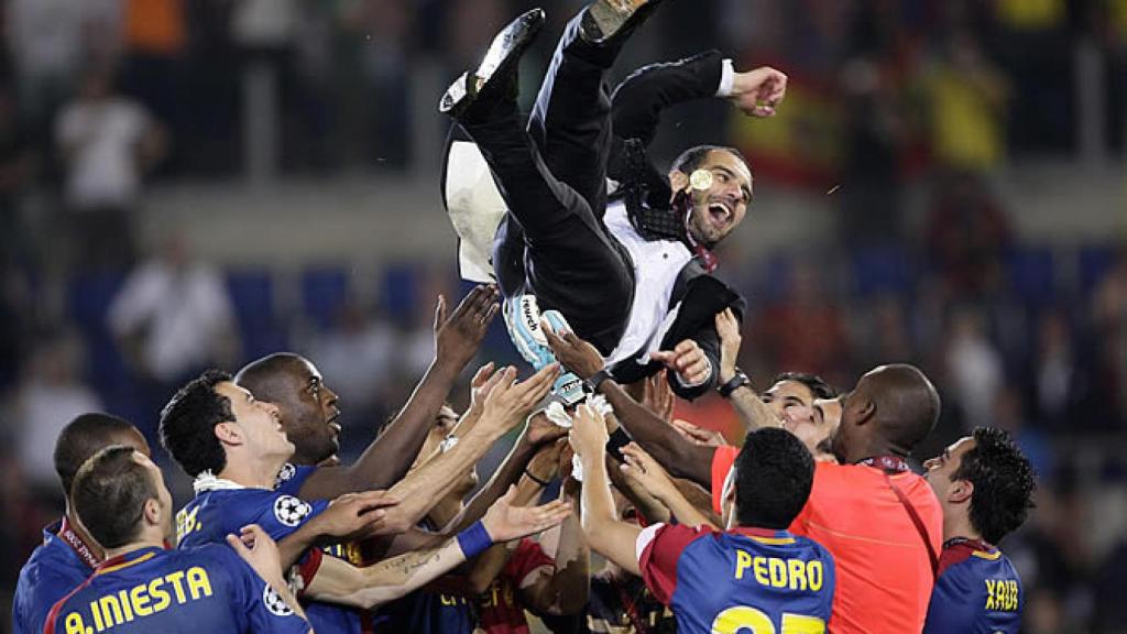 Guardiola, manteado tras ganar el Barça la Champions de 2009