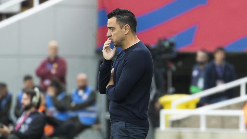 Xavi Hernández dirige su último partido con el Barça en Montjuïc