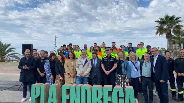El alcalde Jaume Collboni y los tenientes Laia Bonet y Albert Batlle junto con los trabajadores públicos en la presentación del Pla Endreça Estiu