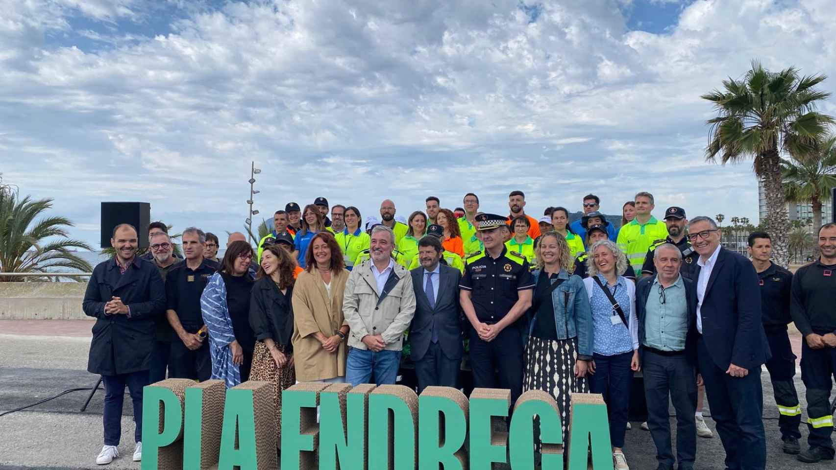 El alcalde Jaume Collboni y los tenientes Laia Bonet y Albert Batlle junto con los trabajadores públicos en la presentación del Pla Endreça Estiu