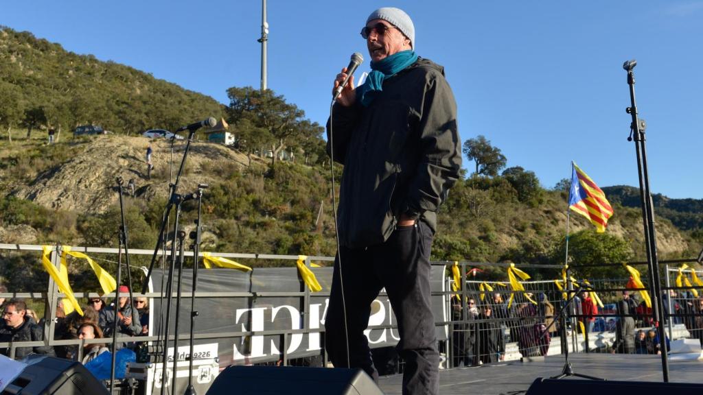 El cantautor Lluís Llach actúa en el corte de Tsunami Democràtic en la AP-7 en la frontera con Francia el 11 de noviembre de 2019.