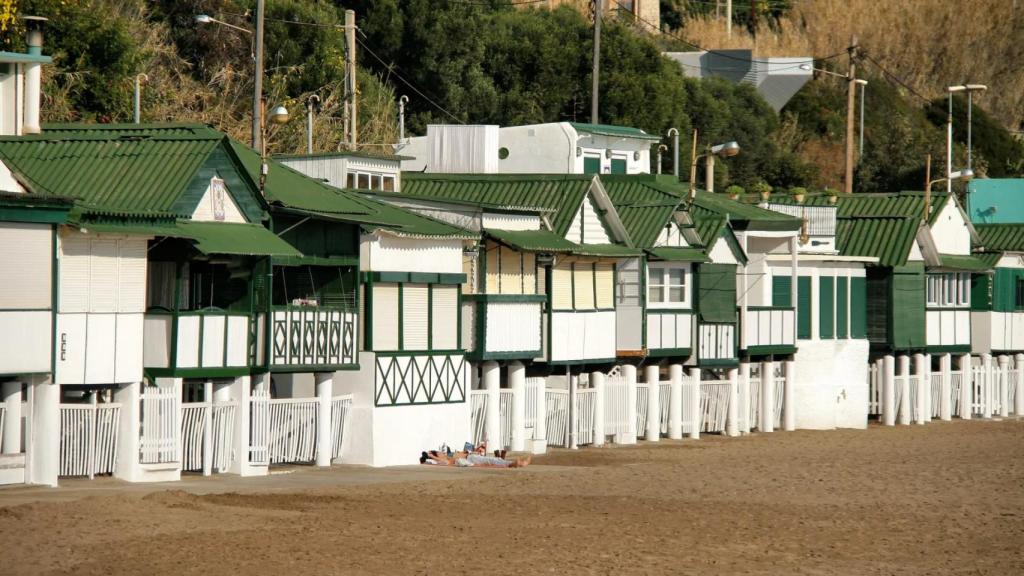 Un hombre frente a su casa derruida