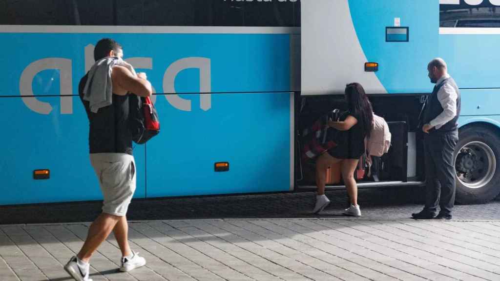 Viajeros suben a un bus de Alsa