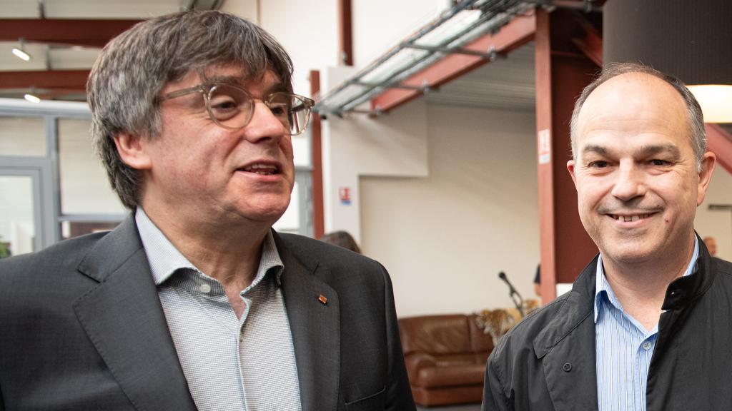 El expresidente de la Generalitat de Catalunya y candidato de Junts a las elecciones catalanas, Carles Puigdemont, el secretario general de Junts per Catalunya, Jordi Turull, y la portavoz de Junts en el Congreso, Miriam Nogueras