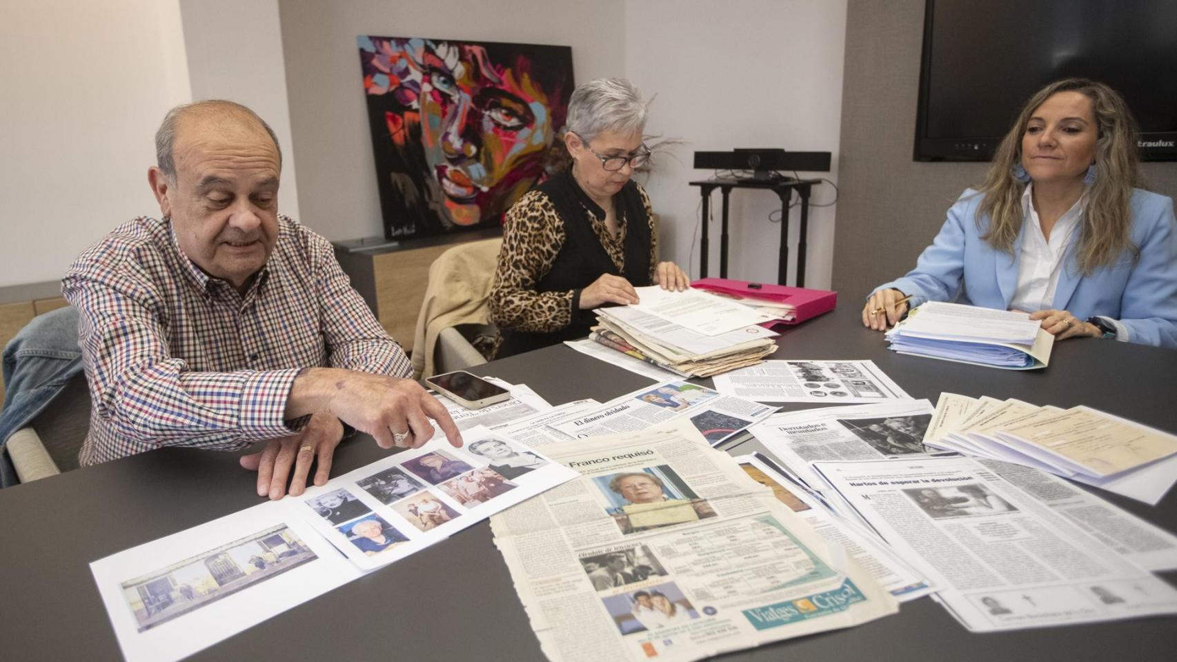 Lídia y Joaquim, nietos de republicanos a quienes Franco requisó sus ahorros, junto a la letrada Leire López