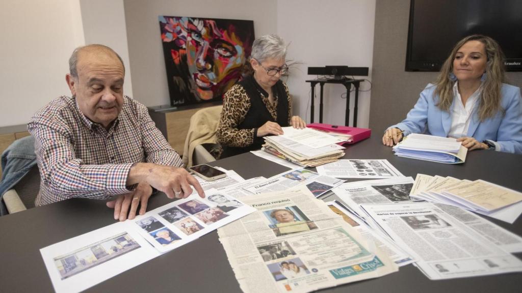 Lídia y Joaquim, nietos de republicanos a quienes Franco requisó sus ahorros, junto a la letrada Leire López