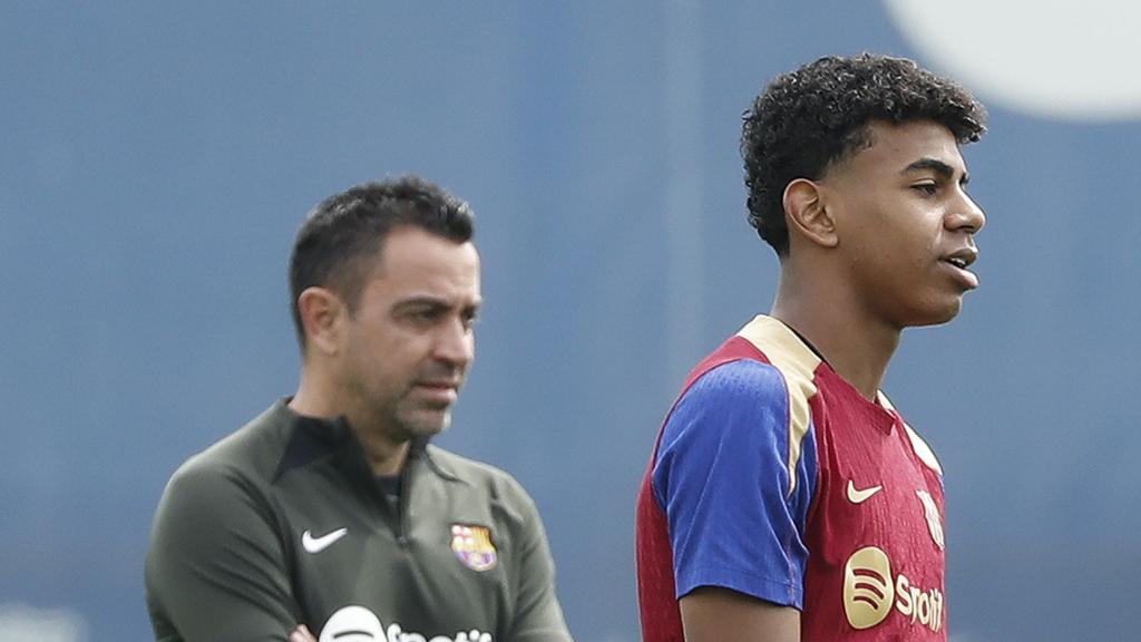 Xavi junto a Lamine Yamal durante un entrenamiento
