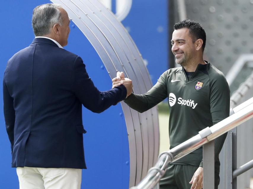 Rafa Yuste recibe a Xavi en su último entrenamiento a los mandos del primer equipo