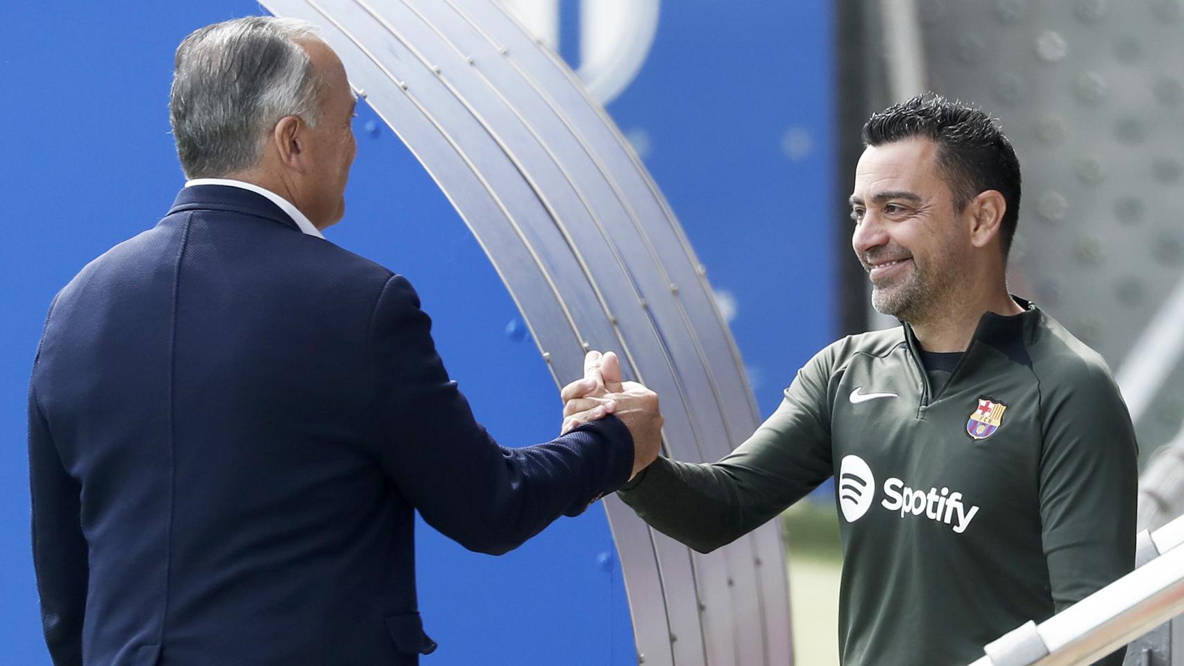 Rafa Yuste recibe a Xavi en su último entrenamiento a los mandos del primer equipo