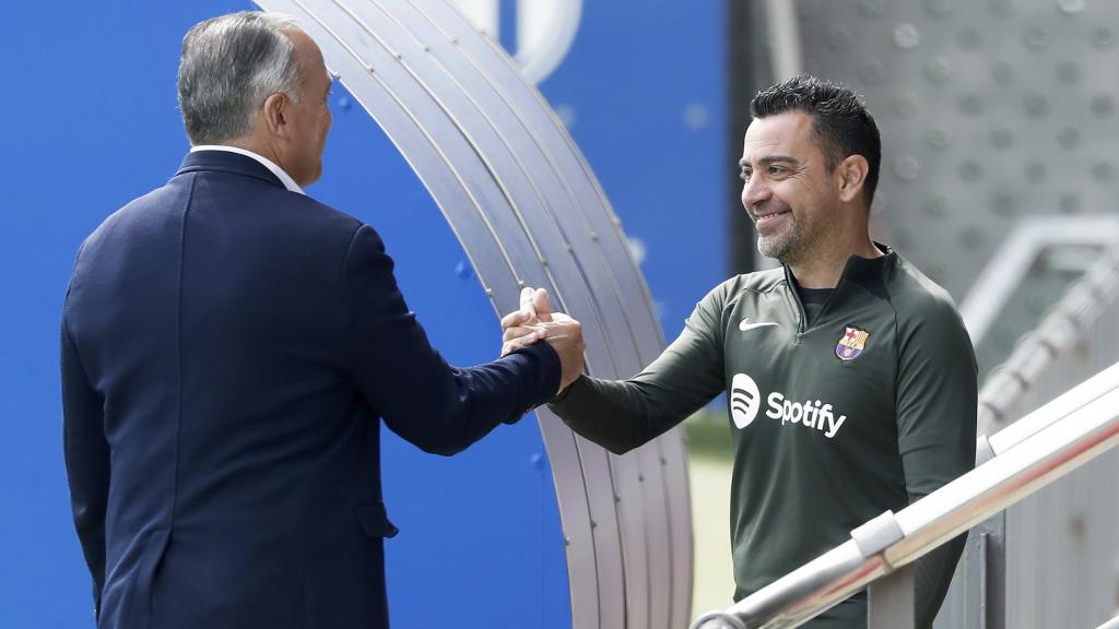 Rafa Yuste recibe a Xavi en su último entrenamiento a los mandos del primer equipo