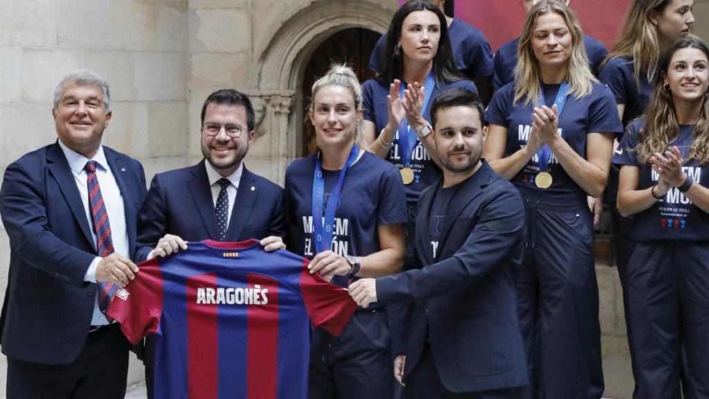 Laporta, Pere Aragonès, Alexia Putellas y Jonatan Giráldez, en la Plaza Sant Jaume