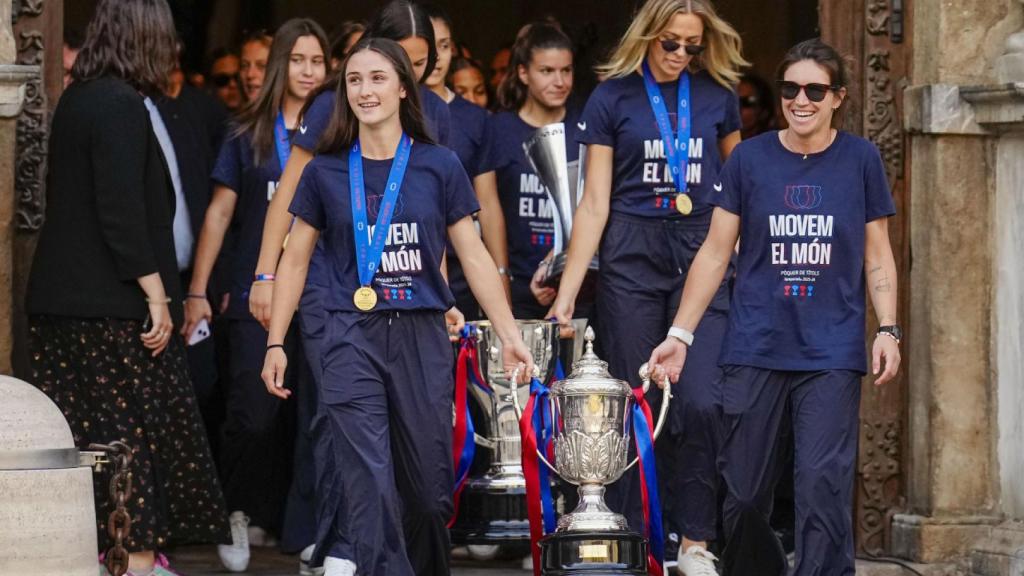 Las jugadoras del Barça Femenino llevan todos los títulos ganados de la 2023-24 a la Plaza Sant Jaume