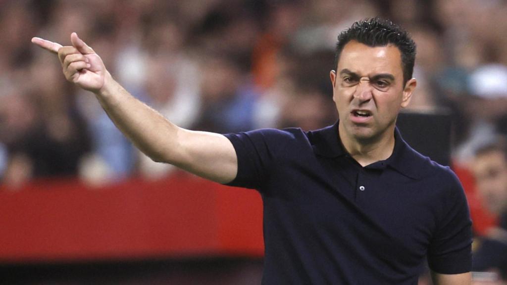 Xavi Hernández da indicaciones a sus jugadores en el Sevilla-Barça