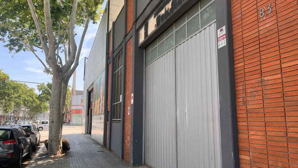 La nave cerrada por falta de licencia en Badalona