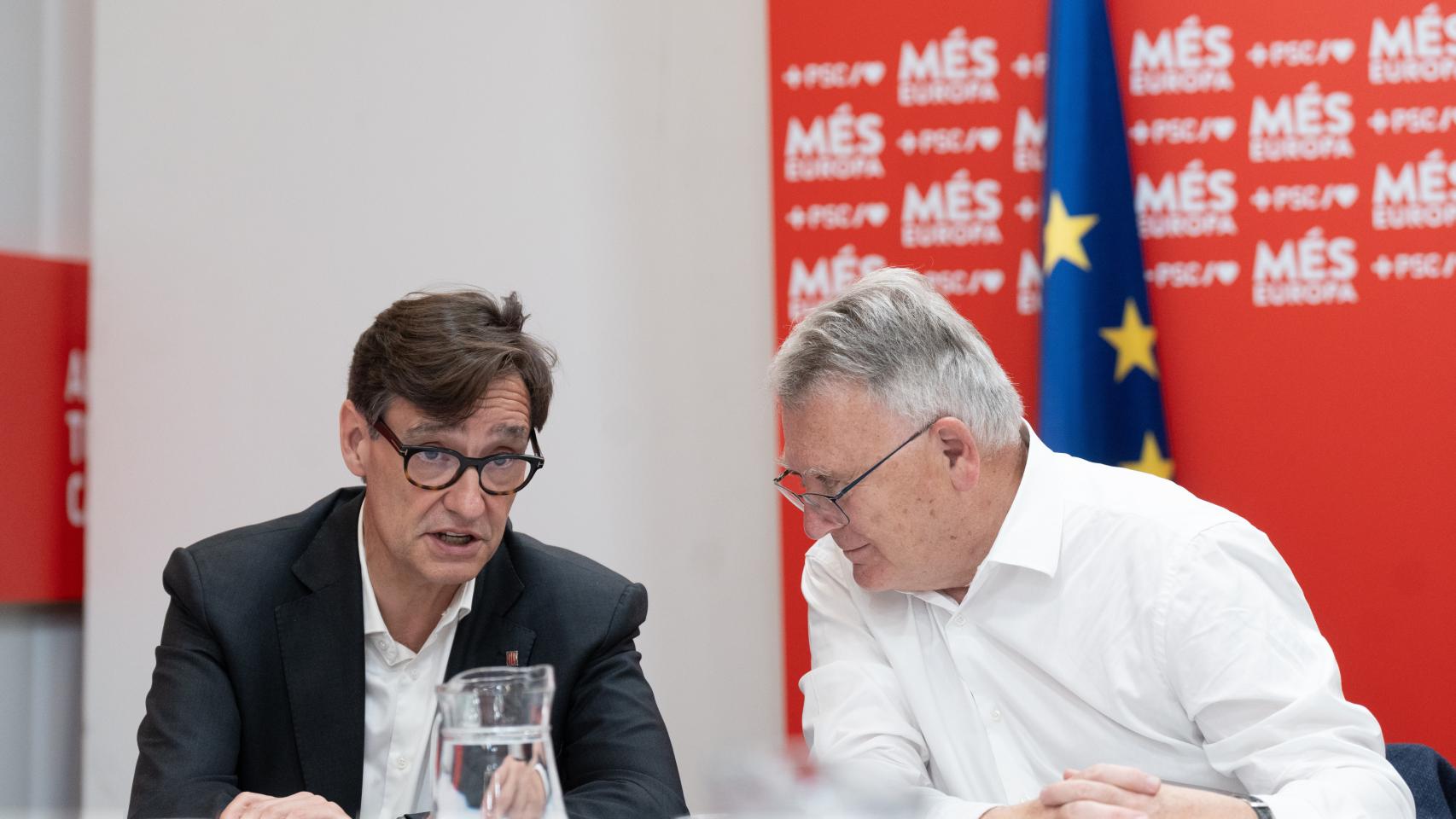 El primer secretario del PSC, Salvador Illa, durante una reunión con el candidato socialdemócrata a presidir la CE Nicolas Schmit (d), a 27 de mayo de 2024, en Barcelona, Catalunya (España). Este encuentro se enmarca como parte de los actos de campaña del partido de cara a las próximas elecciones del 9 de junio