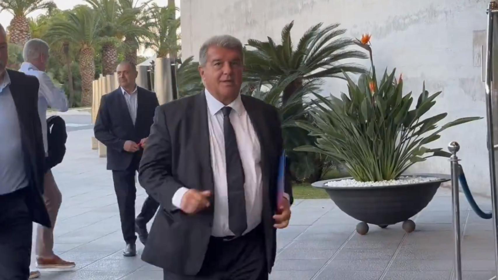Joan Laporta, a punto de entrar a la Torre Melina, para cerrar el acuerdo con Hansi Flick