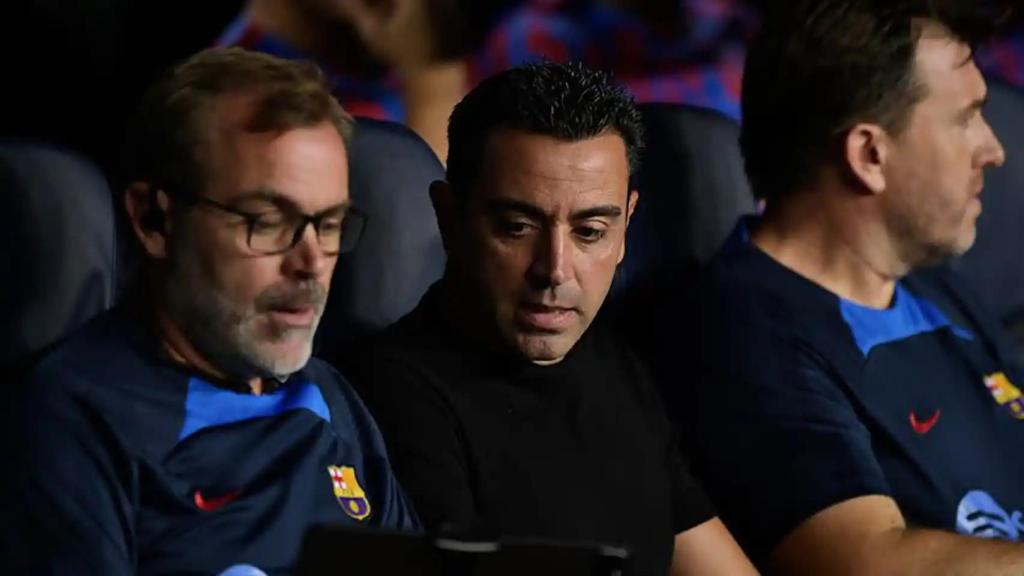 Xavi Hernández, junto a sus ayudantes, en el banquillo del Barça
