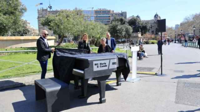 Un piano de la iniciativa en la plaza de Catalunya