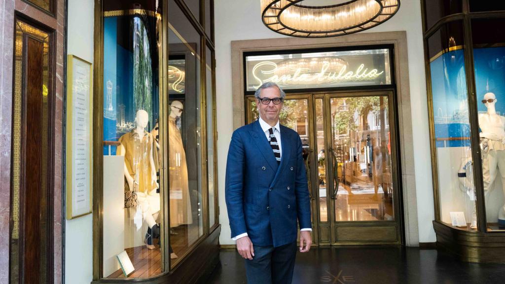 Lluis Sans, presidente de la Asociación de paseo de Gràcia frente a su tienda Santa Eulàlia